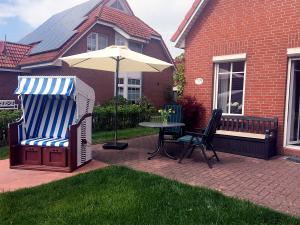 Südterrasse mit Gartenmöbeln, Strandkorb