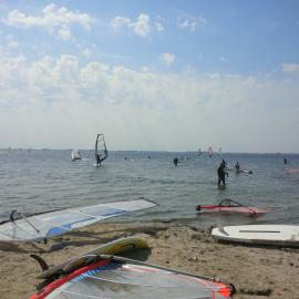 Surfen an der Badebucht in Herkingen