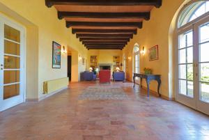 Wohnzimmer mit Kamin