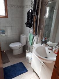 Badezimmer mit Dusche ( Glastür )