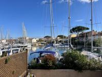 Saint-Tropez: Ferienwohnung mit großer Terrasse zur Kanalseite und Platz für bis zu vier Personen