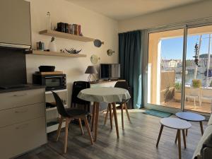 Wohnzimmer mit TV und Esstisch