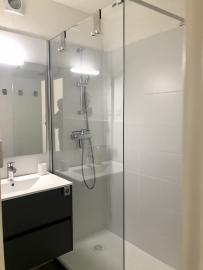 Badezimmer mit Dusche