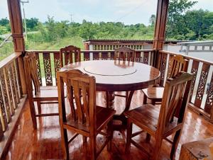 Überdachte Holzterrasse mit Essbereich