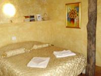 Süsses Doppelzimmer im toskanisch sonnigen Stil, mit viel Holz, Stein und traumhafter Aussicht